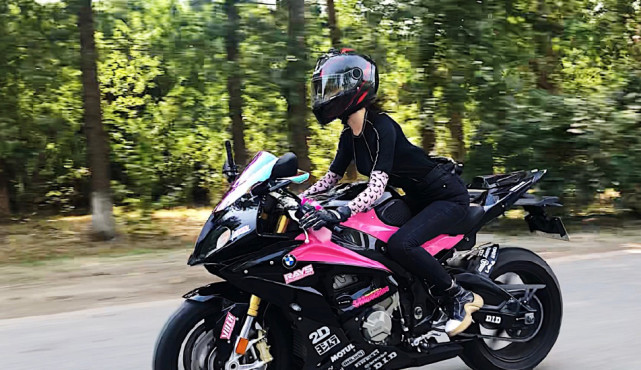 机车女孩走红网络,网友:车美人更美