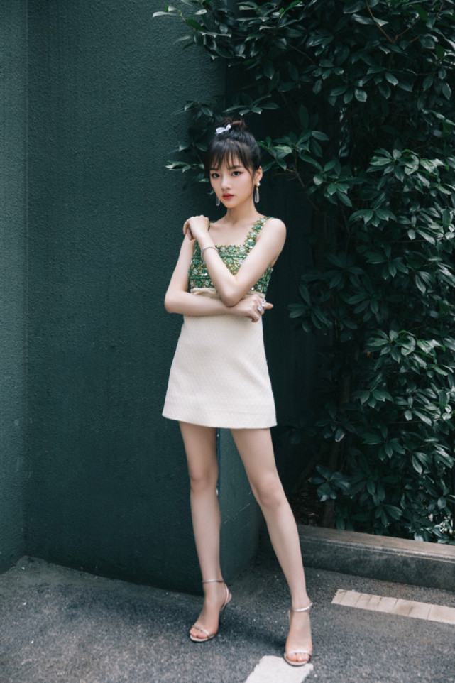 美女明星任敏钻石装饰连衣裙搭配小白鞋青春活力四射写真