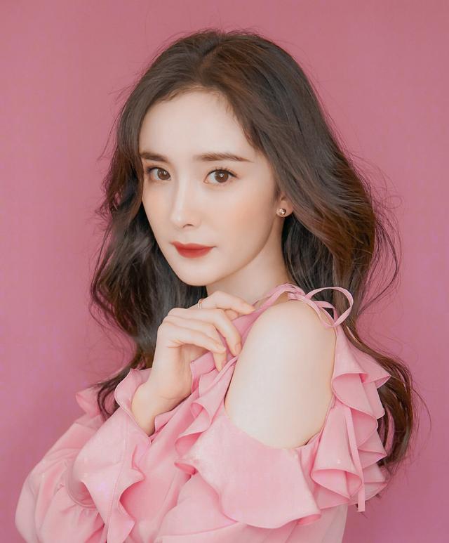 逆龄生长的少女,杨幂晒夏日清新自拍,"蜜桃"耳环再次掀起潮流