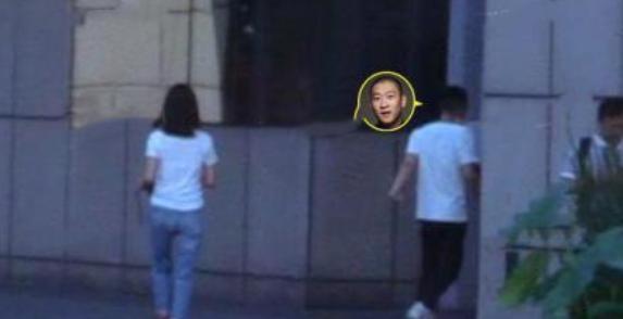 曹云金|曹云金新恋情疑曝光，深夜与神秘女楼下亲昵，女方肤白貌美颜值高