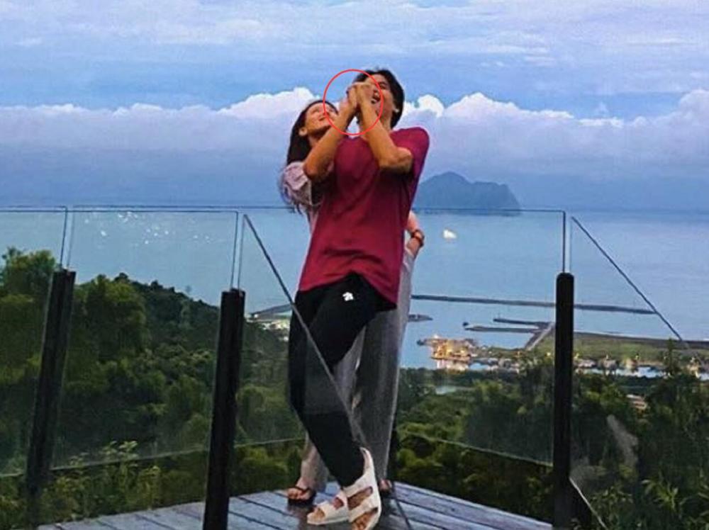 冯德伦|冯德伦生日晒与舒淇牵手合照高调放闪，两人站豪宅看海景甜如初恋