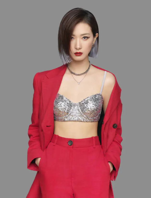 万茜穿复古红袍机场亮相,离开十级美颜滤镜,腿怕是姐姐里最细的