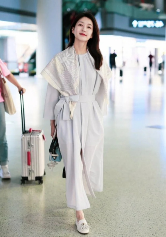 "王漫妮"太会穿了,黑白基础款穿出时髦感,笑容清甜迷人