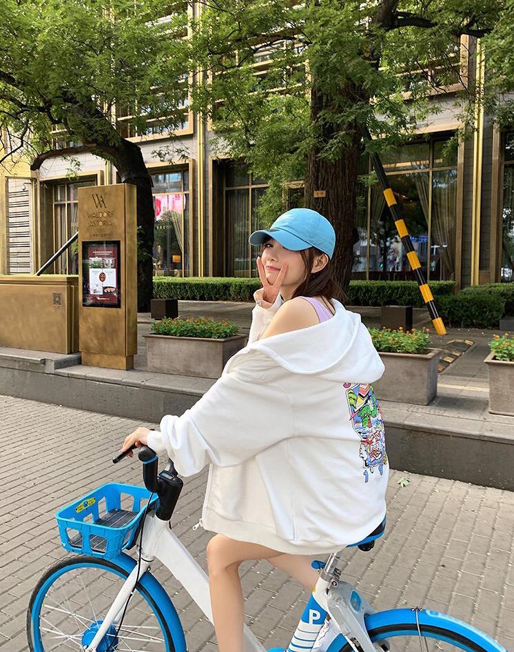 李小璐|李小璐大街上骑单车，打扮青春有活力，嘟嘴做鬼脸少女范儿十足！