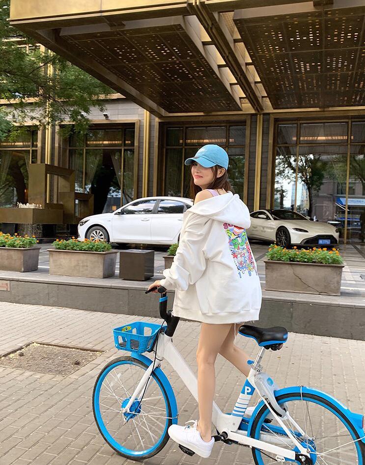 李小璐|李小璐大街上骑单车，打扮青春有活力，嘟嘴做鬼脸少女范儿十足！