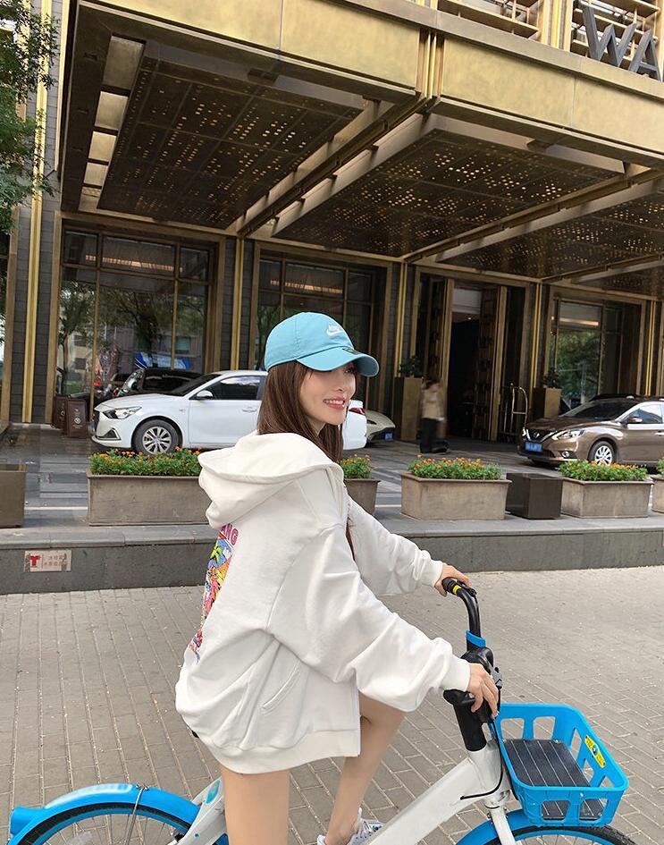 李小璐|李小璐大街上骑单车，打扮青春有活力，嘟嘴做鬼脸少女范儿十足！