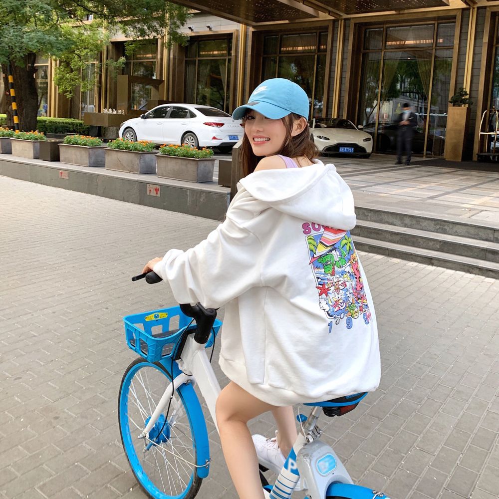 李小璐|李小璐大街上骑单车，打扮青春有活力，嘟嘴做鬼脸少女范儿十足！