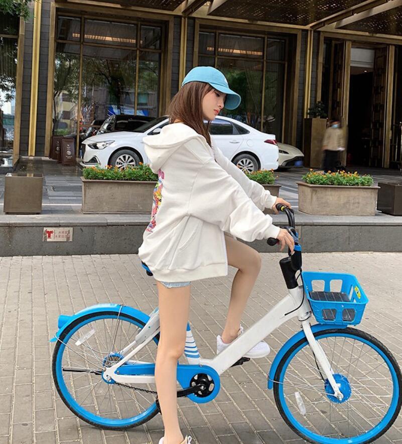 李小璐|李小璐大街上骑单车，打扮青春有活力，嘟嘴做鬼脸少女范儿十足！