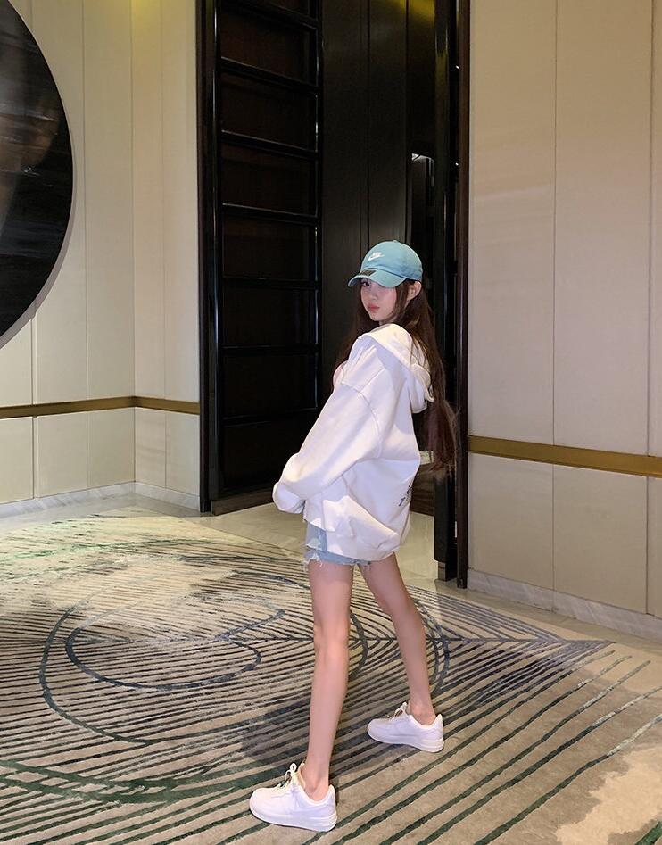 李小璐|李小璐大街上骑单车，打扮青春有活力，嘟嘴做鬼脸少女范儿十足！