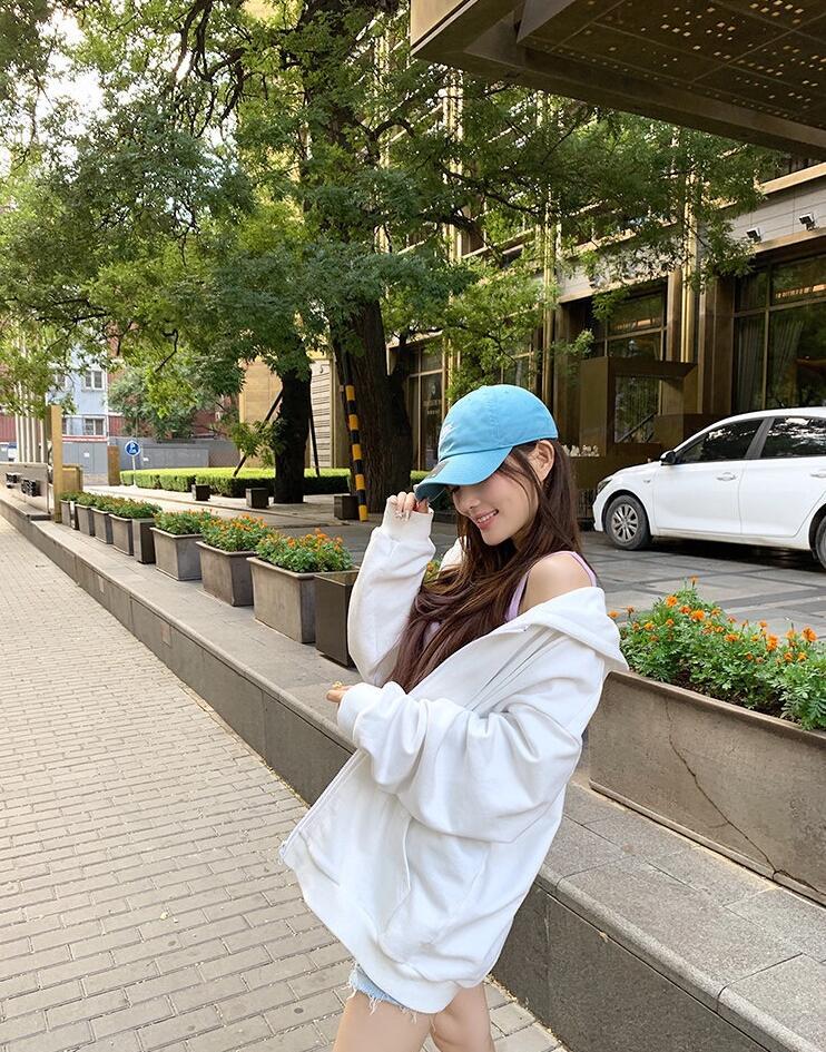 李小璐|李小璐大街上骑单车，打扮青春有活力，嘟嘴做鬼脸少女范儿十足！