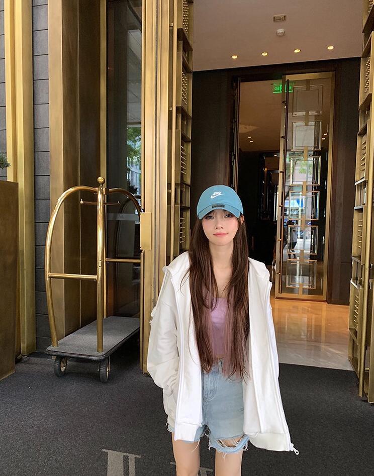 李小璐|李小璐大街上骑单车，打扮青春有活力，嘟嘴做鬼脸少女范儿十足！