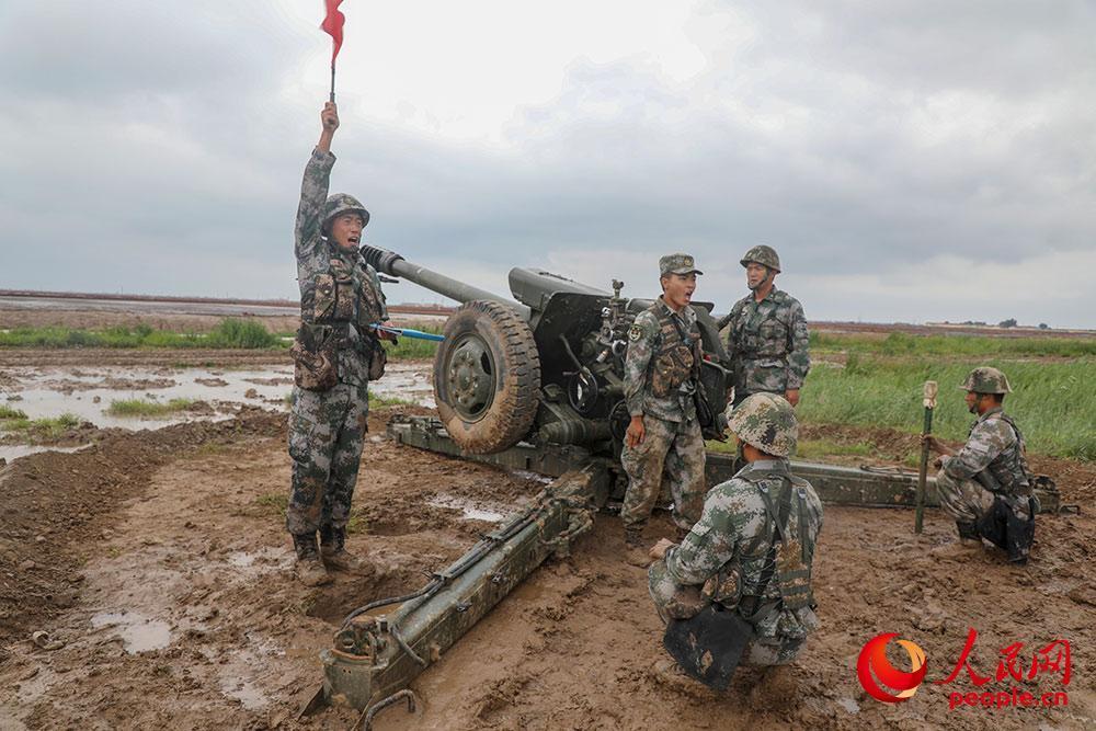 陆军第80集团军某合成旅开展跨昼夜实弹射击考核