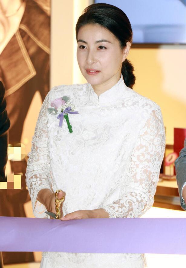 被郭晶晶惊艳了,穿中国风旗袍端庄高贵,又显东方女性魅力!