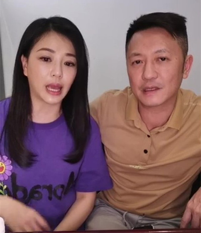 近期,刘小慧转型做直播后,他就非常配合妻子,经常陪着妻子出镜.