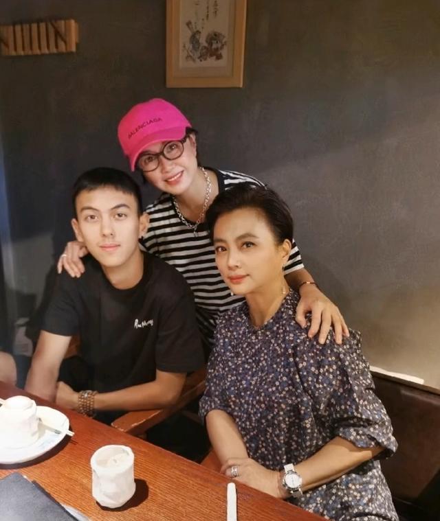 傅艺伟|傅艺伟李玲玉不似同龄人！“最美妲己”容颜不再，曾嫌拍戏苦退圈