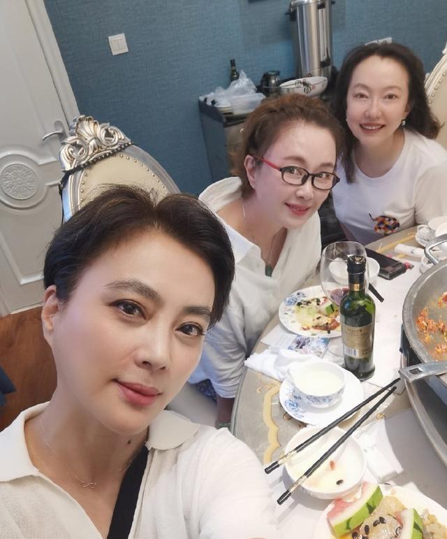 傅艺伟|傅艺伟李玲玉不似同龄人！“最美妲己”容颜不再，曾嫌拍戏苦退圈