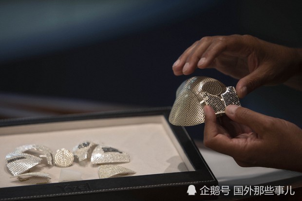 天价口罩|天价口罩由白金打造镶3600颗钻石，中国老板豪掷1045万元买下