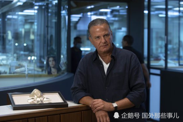 天价口罩|天价口罩由白金打造镶3600颗钻石，中国老板豪掷1045万元买下