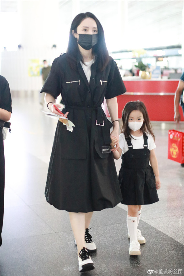 董璇|董璇和女儿一起现身机场，小酒窝眼睛和妈妈一样漂亮