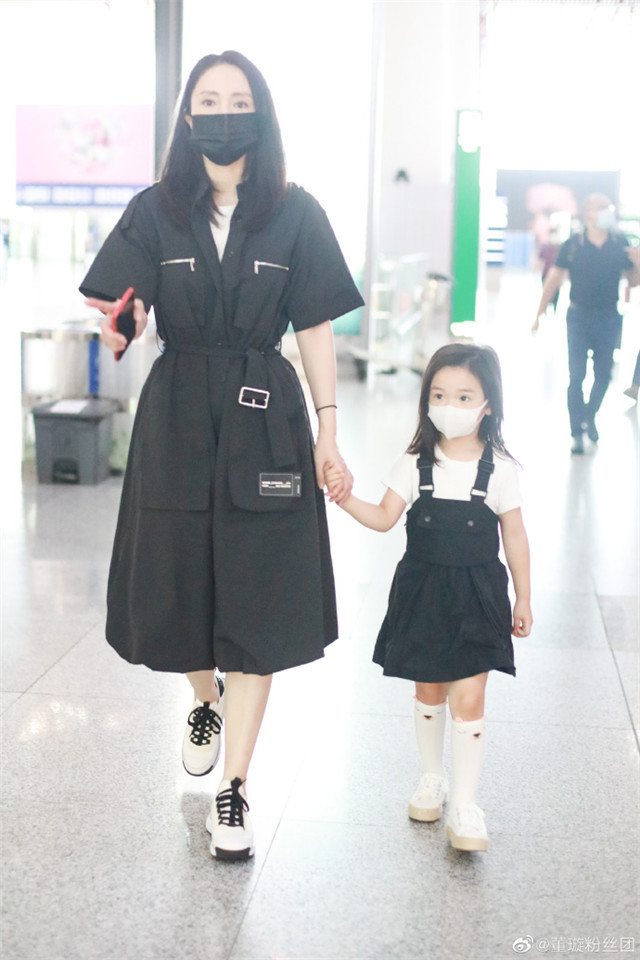董璇|董璇和女儿一起现身机场，小酒窝眼睛和妈妈一样漂亮
