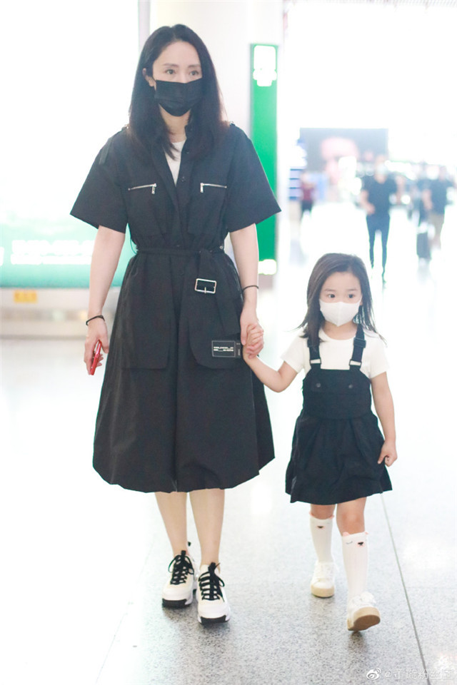 董璇|董璇和女儿一起现身机场，小酒窝眼睛和妈妈一样漂亮
