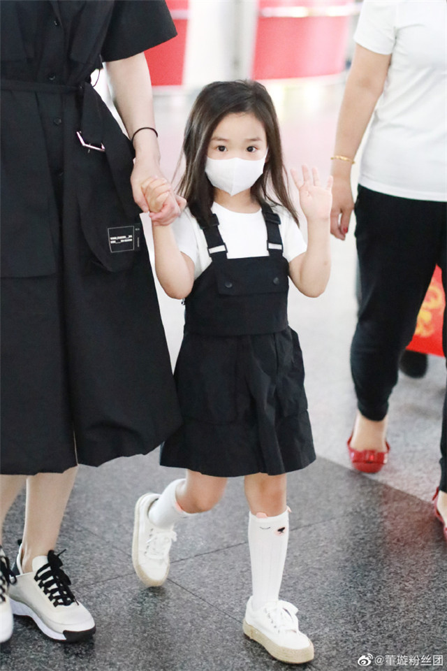 董璇|董璇和女儿一起现身机场，小酒窝眼睛和妈妈一样漂亮