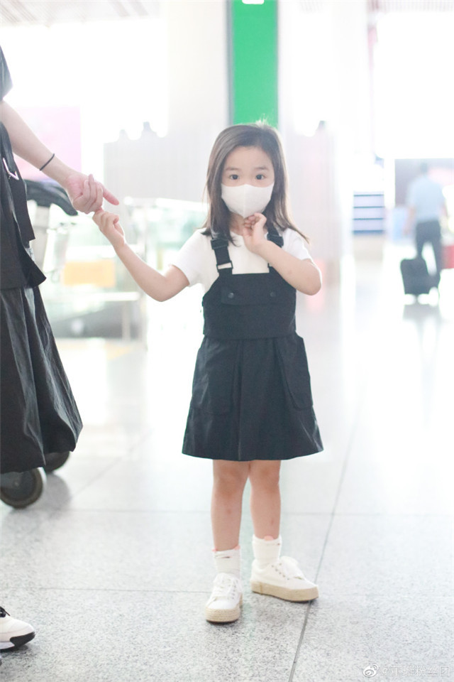 董璇|董璇和女儿一起现身机场，小酒窝眼睛和妈妈一样漂亮