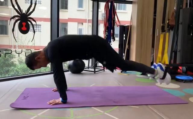 文章|36岁文章约异性好友外出，女方星味十足，互动细节暴露关系不一般