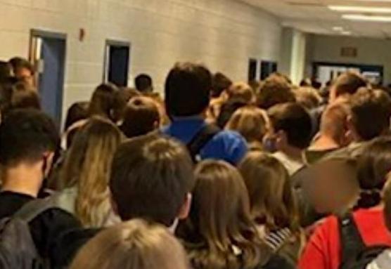 汉娜·沃特斯|这地高中数十学生挤走廊未戴口罩，已9人确诊，拍照片学生被停课