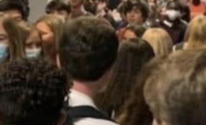 汉娜·沃特斯|这地高中数十学生挤走廊未戴口罩，已9人确诊，拍照片学生被停课