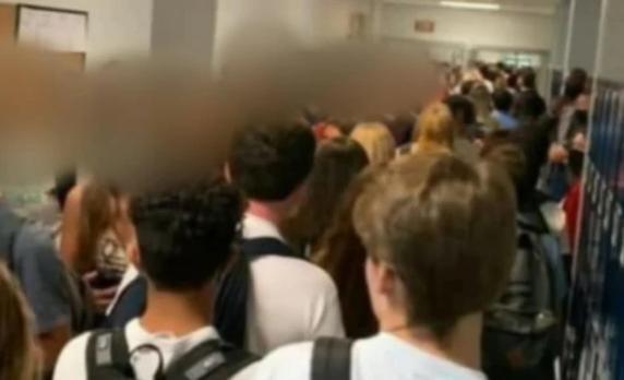 汉娜·沃特斯|这地高中数十学生挤走廊未戴口罩，已9人确诊，拍照片学生被停课