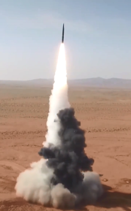 火箭军东风-26导弹再次帅气出镜,冷发射瞬间超震撼