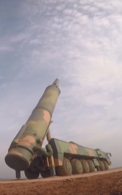 火箭军东风-26导弹再次帅气出镜,冷发射瞬间超震撼