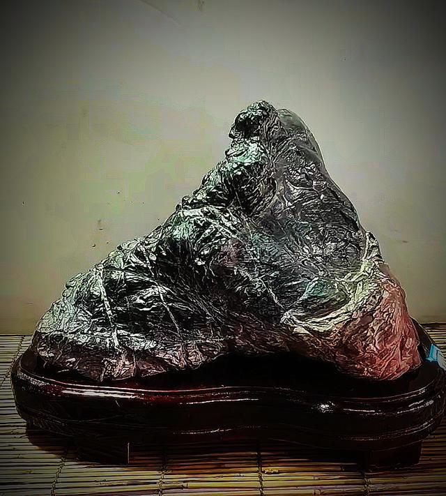 灵璧石,是中国传统四大观赏石之首,被乾隆皇帝御赐为"天下第一石",它