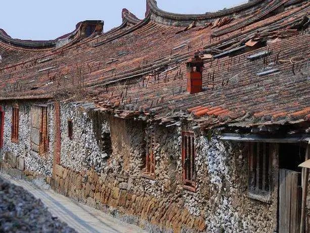 泉州蟳埔人:头顶鲜花,住"蚝"宅|闽南|蟳埔村|蚝壳厝