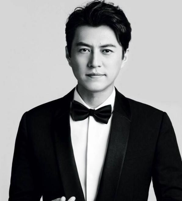 靳东|靳东：与离过婚的江珊同居5年，为啥转身娶二婚的李佳？