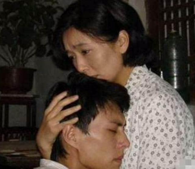 靳东|靳东：与离过婚的江珊同居5年，为啥转身娶二婚的李佳？