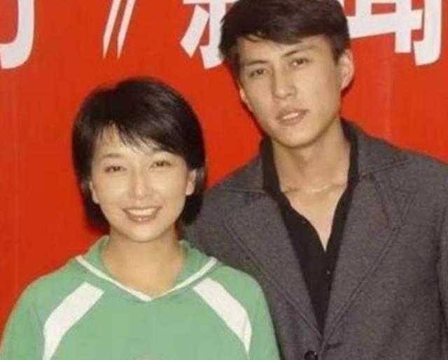 靳东|靳东：与离过婚的江珊同居5年，为啥转身娶二婚的李佳？