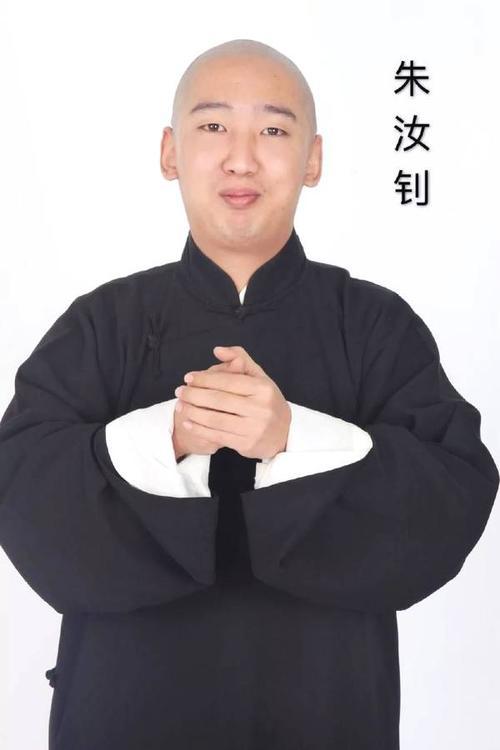 其实当初的时候王耀宗原本进了德云社,郭德纲也给他资源,大好的前程在