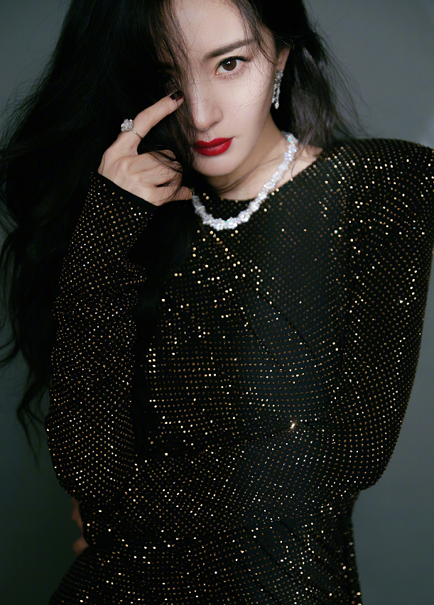 杨幂|终于等到杨幂女儿正脸照！小糯米容颜公开，清楚母亲有无整容了