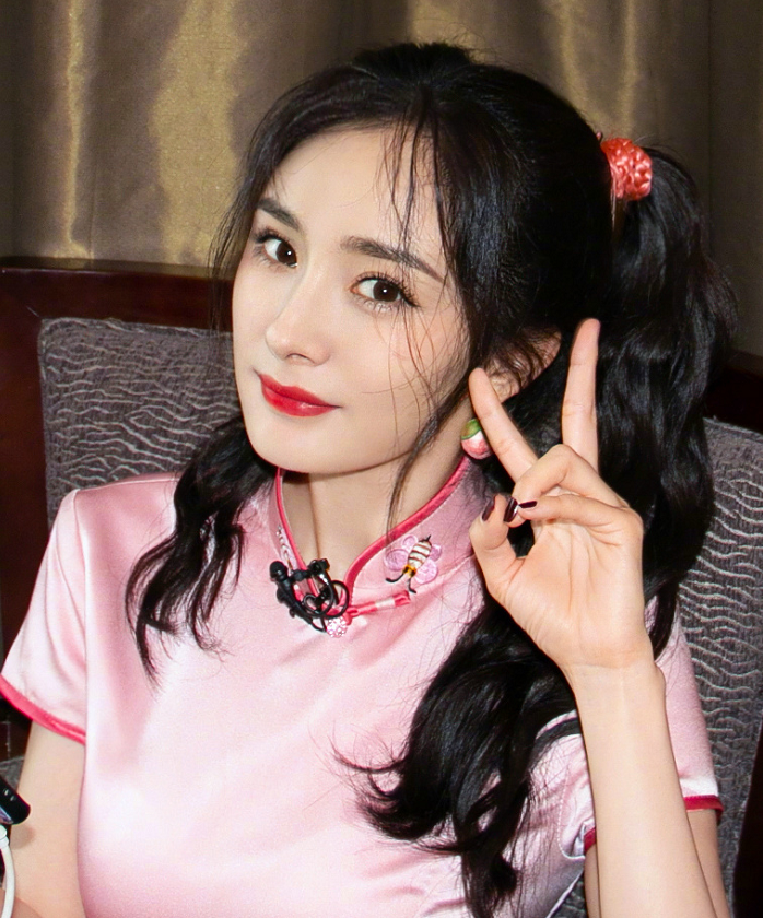 杨幂|终于等到杨幂女儿正脸照！小糯米容颜公开，清楚母亲有无整容了