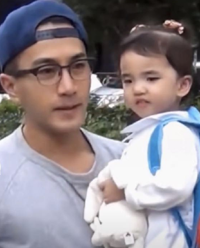 杨幂|终于等到杨幂女儿正脸照！小糯米容颜公开，清楚母亲有无整容了