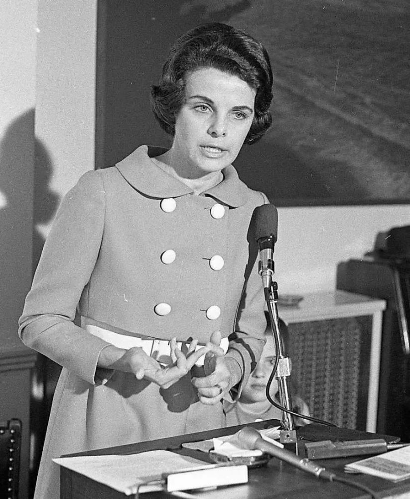 黛安娜·范斯坦|气氛诡异的美国国会上，胆敢公开夸中国的，只剩这个87岁“铁娘子”了