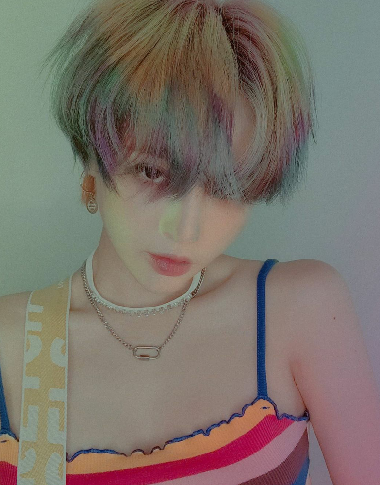 短发女生酷起来比男生还要帅