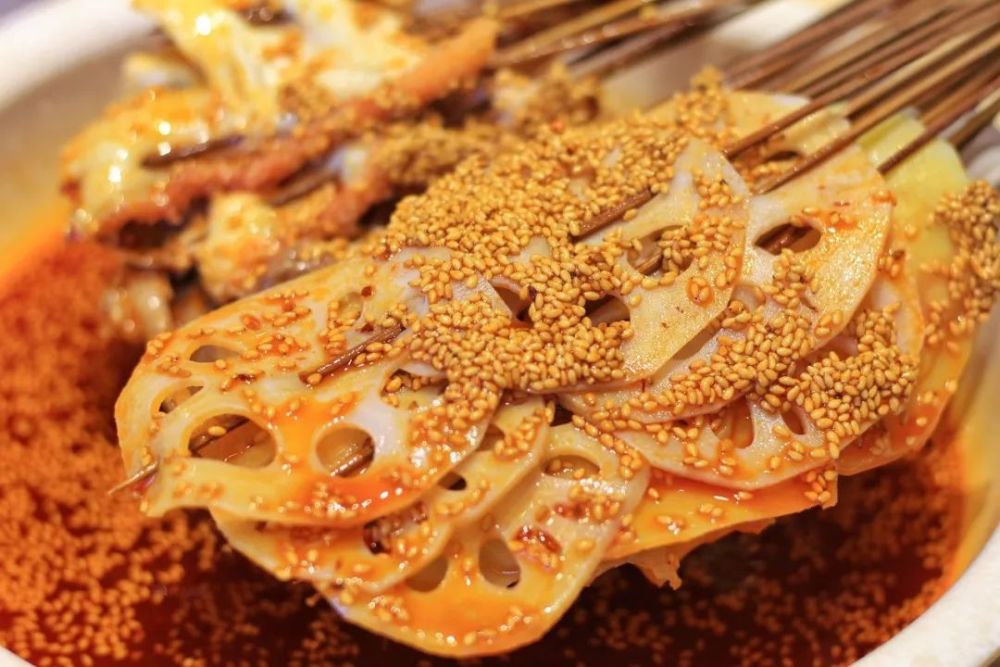 钵钵鸡都用大盆来装,但不是整锅都一定要吃完.