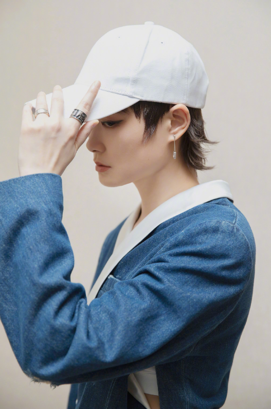 李宇春|舞台装风格迷人，看清李宇春的腿后，才知道中性风太委屈她了