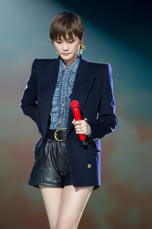 李宇春|舞台装风格迷人，看清李宇春的腿后，才知道中性风太委屈她了