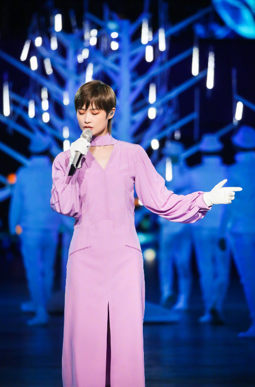 李宇春|舞台装风格迷人，看清李宇春的腿后，才知道中性风太委屈她了