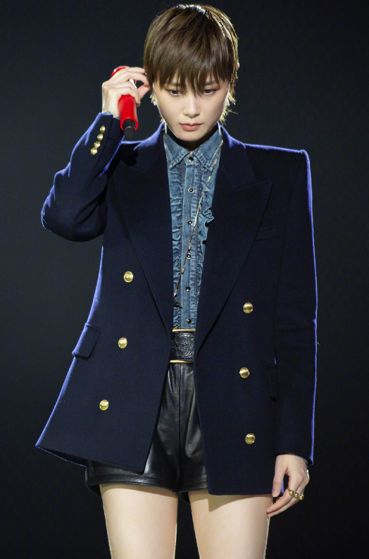 李宇春|舞台装风格迷人，看清李宇春的腿后，才知道中性风太委屈她了