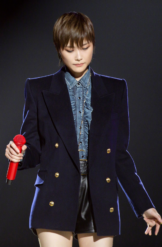 李宇春|舞台装风格迷人，看清李宇春的腿后，才知道中性风太委屈她了